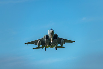 滑空する戦闘機