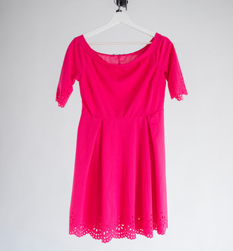 Vestido rosa colgado en una percha