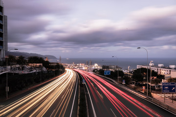 Fototapeta na wymiar Trazas de coches dirigiéndose hacia la capital de Tenerife
