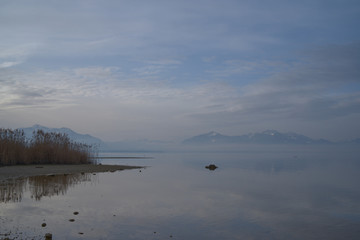 Blick auf die Alpen am Chiemseestrand