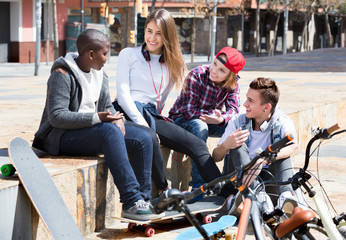 Obraz premium Group of teenage friends relaxing and chatting