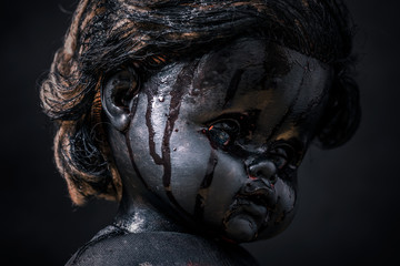Creepy bloody doll in the dark - obrazy, fototapety, plakaty