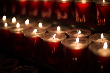 Velas encendidas en una iglesia