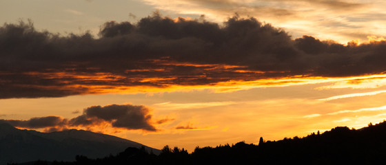 Paysage panorama de campagne au coucher du soleil et nuages colorés