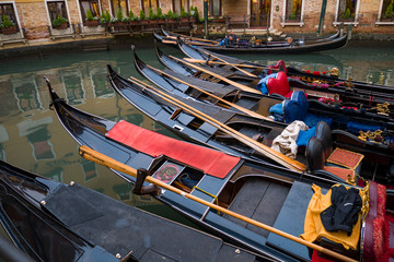 Fototapeta na wymiar Venecia, norte de Italia. Típicas góndolas venecianas. 