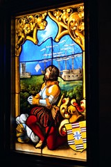 Plakat vetrata colorata all'interno della Cappella del Palácio da Pena a Sintra, Lisbona in Portogallo