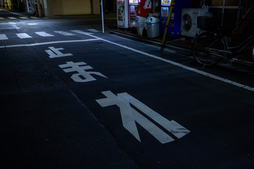 【東京都台東区】夜の街の道路の停止線