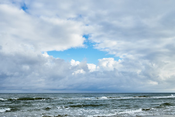 Obraz premium cloudy sky over sea horizon