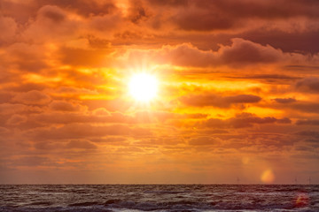 Roter Sonnenuntergang am Meer