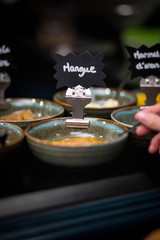 Bol de mange sur un comptoir dans un bistro 