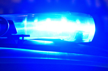 blaulichteinsatz der polizei am abend