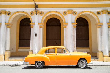 Coche cubano bajo arcos en La Habana