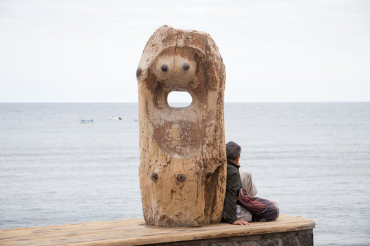 Hombre reflexionando sobre su vida frente al mar