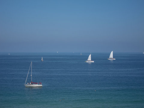 Personas que pasean sin prisa por el mar