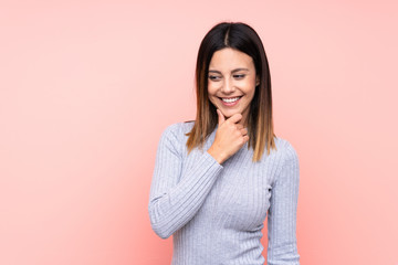Fototapeta premium Woman over isolated pink background looking to the side