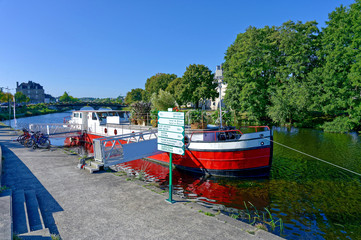 Fototapeta na wymiar Canal de Nantes à Brest, Pontivy. Morbihan, Bretagne, France