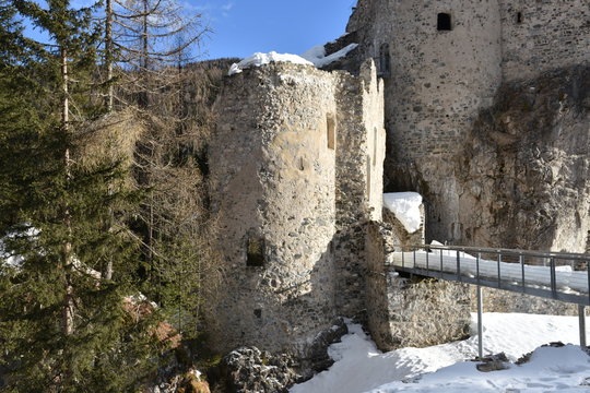 Andraz, Burg Andraz, Schloss Andraz, Schloss Buchenstein, Castello Buchenstein, Falzarego, Belluno, Italien, Buchenstein, Ruine, Lost Place, Gebirge, Dolomiten, Fenster, Mauer, Turm, verfallen, Mittel
