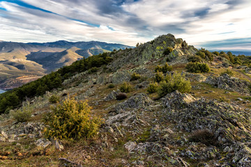 Ladera pizarrosa del Cancho de la Cabeza. Patones. Madrid. España. Europa.