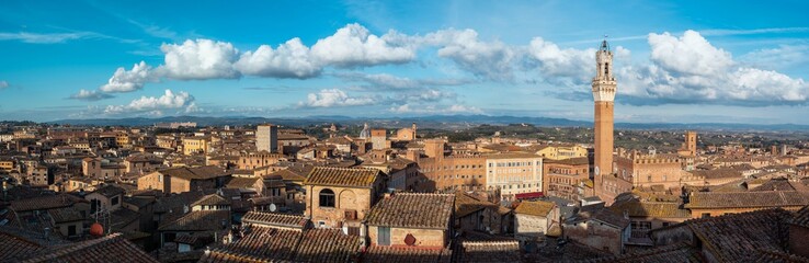 Fototapeta na wymiar Siena, vista panoramica sulla Piazza del Campo e centro storico, Toscana, Italia, Europa 