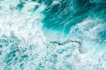 Fototapeta na wymiar Surf waves on a raging ocean on a bright Sunny day