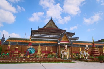Obraz premium Tombstones and cenotaphs of buddhist monks at a burial site behind a buddhist temple in Siem Reap, Cambodia.