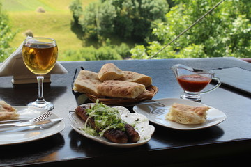 gruziński posiłek na łonie natury w lecie