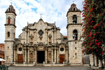 Fototapeta na wymiar Facade of the Cathedral in L'Havana, Cuba