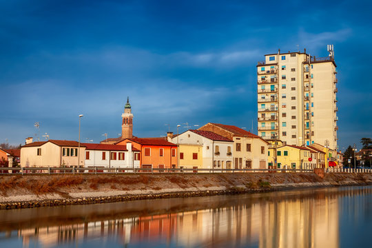 fiume canal bianco in centro storico in adria 