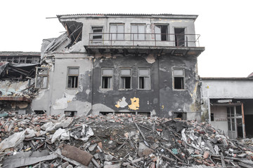 abandoned building earthquake