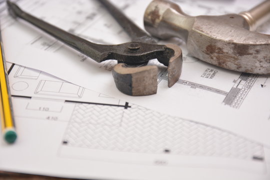 attrezzi da lavoro su progetti di edifici