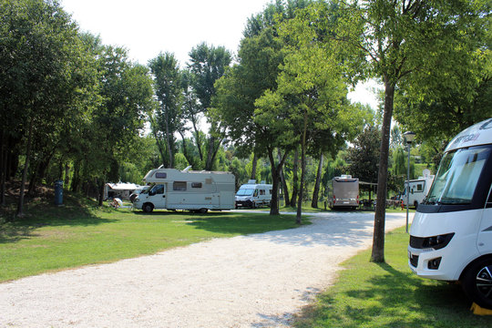 Mehrere Wohnmobile auf  einem Wohnmobilstellplatz in Monzambano am Gardasee