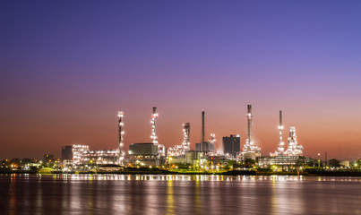 Obraz na płótnie Canvas oil refinery at night