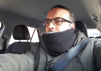 Uomo alla guida dell'auto - concentrazione