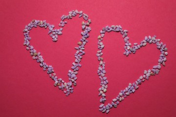2 lila Herzen auf pink Hintergrund