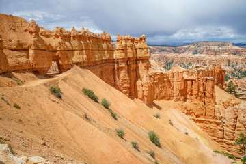 hiking the peek-a-boo loop in bryce canyon in utah in the usa