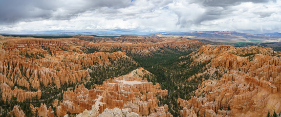hiking the peek-a-boo loop in bryce canyon in utah in the usa