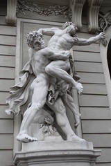 Statua in marmo in centro città - turismo