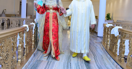 Dress the bride and groom in the wedding. Caftan Moroccan and Jellaba

