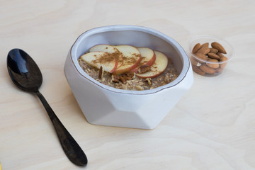Bol de Avena con manzana y almendras 