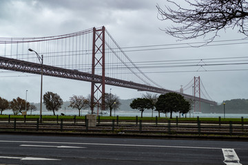 Fototapeta na wymiar ponte 25 abril in lisbon in portugal