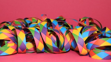 Luftschlangen auf rosa pink Hintergrund, Breitformat