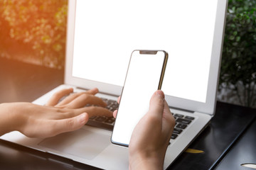 Mão feminina segurando um smartphone com tela branca. Mockup