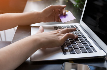 Online shopping, compras online, internet banking. close up de uma mão feminina