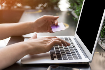 Online shopping, compras online, internet banking. close up de uma mão feminina