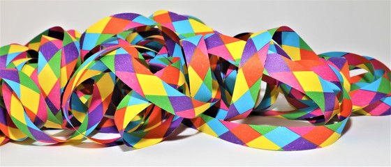 Bunte Luftschlangen auf weißem Hintergrund, Banner, Breitformat