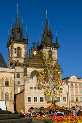 Fototapeta premium PRAGUE, CZECH REPUBLIC. On April 09, 2019. Easter Tree at the Old Town Square on the background of the Tyn Church in old town of Prague. Traditional easter market. Happy Easter.