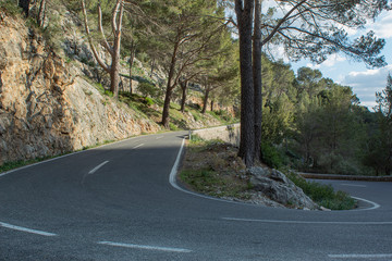 curva en carretera de monta&ntilde;a rodeada de naturaleza