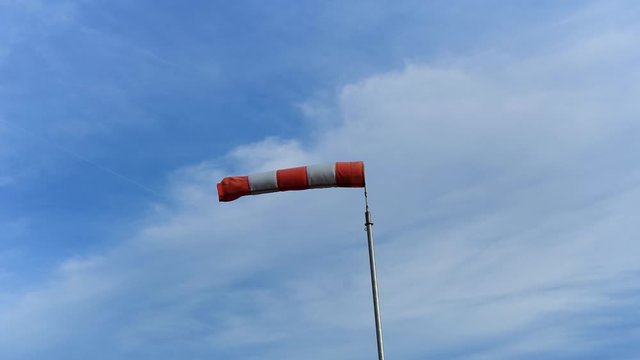 Windsack bei starkem Wind