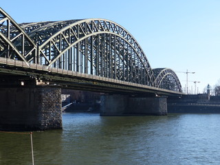 Hohenzollernbr&uuml;cke im winterlichen Morgendunst in K&ouml;ln am Rhein