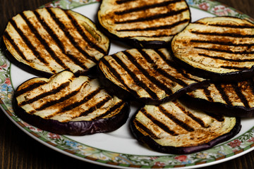 Piatto di melanzane grigliate